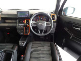 革巻きステアリングで快適な操作性の運転席です。
