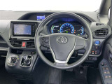 運転席まわりです。 各操作スイッチは使いやすい位置に配置されてます。