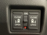 リアドアは乗り降りに便利な両側電動スライドドアです。また運転席に座っていながらスイッチ操作で自在にスライドドアを開け閉めできます。