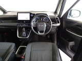 革巻きステアリングで快適な操作性の運転席です。