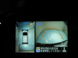 上から丸見え!アラウンドビューカメラです。お車の周りを写します。もちろん後退時には右画面に大きく表示します。