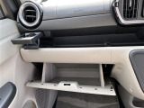 【グローブボックス】大容量のグローブボックスです!!車検証ケース他、日頃使う小物類の収納スペースもたくさんあります!