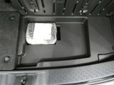 スペアタイヤレス車です。応急セットを搭載しております。