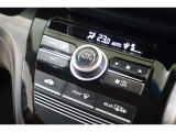フルオートエアコンが装備されています!お好みの温度設定をするだけでエアコンの風量やモードの切り替えを自動でコントロールしてくれます!ユーザーの操作が少なく燃費走行にもつながります!