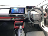 運転席は見やすく整理され、ナビも美しく装着され操作性にも優れています!