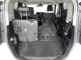 リヤシートは分割可倒式です。荷物に合わせてラゲージスペースのアレンジが可能です♪
