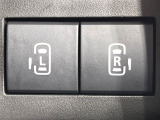 【両側パワースライドドア】スマートキーや運転席のスイッチで後席両側スライドドアの開閉が可能♪電動だから力を入れてドアを開ける必要が無く、小さなお子様でも簡単に開け閉めでき快適です♪