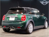 後ろからみても直ぐにMINIだとわかる丸みを帯びたデザインでございます。