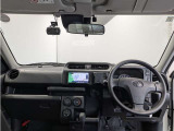 シンプルながら機能性あふれる運転席周りです。 使いやすいスイッチ類の配置によりとても運転しやすいですよ。