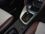 電動パーキングブレーキ・ブレーキホールドを装備してます。ホールド機能は信号待ちが多い一般道で疲労軽減になり、大好評です!