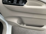 運転席と助手席のドアには500mlのペットボトルが入るドリンクホルダーが有ります。