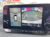 車を真上から見ているように、周囲の状況を把握しながら安心して駐車が行えるアラウンドビューモニター装備!