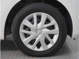 【ホイールキャップ】車に良く似合う純正ホイールキャップが装備されています。各種社外アルミホイールや、スタッドレスタイヤも取扱いしております。是非ご相談ください。