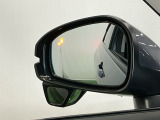ブラインドスポットインフォメーションは走行中、斜め後ろに車両を感知すると、ドアミラー上のマークを点灯してお知らせします