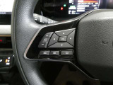運転走行も画面に触れることなく手元操作が可能な便利なハンドルリモコン。