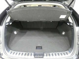 広く開口部の大きいラッゲージルームは、荷物の出し入れも楽です。トノカバーがあるのでプライバシーも守られますね。