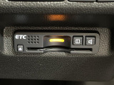 【ETC】有料道路を利用する際に料金所で停止することなく通過できる、ETC車載器(ノンストップ自動料金収受システム機器)が装備されています。セットアップを行うことで利用可能になります。