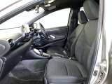 高いホールド性で運転姿勢が安定します。長距離ドライブでも疲れにくいのが魅力です。快適なドライビングライフをお送りください♪