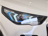 【LEDヘッドライト】先進のLEDテクノロジーを採用。放射される白色光の周波特性は太陽光に近く、バイキセノン・ヘッドライトを上回るコントラストで更に明るく輝きます!