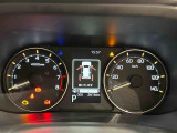 様々な車両情報を表示できるTFTマルチインフォメーションディスプレイを中央に配した視認性の高い大型2眼メーターです