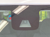 【インテリジェントエマージェンシーブレーキ】フロントカメラで前方の車両や歩行者を検知。衝突しそうな時は衝突被害軽減ブレーキが作動、衝突回避をサポート。より安全にドライブをお楽しみいただけます。