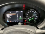 キックスe-POWER専用のメータパネルです左部には回生モニターな等の状態表示が確認できます。右部には見やすいアナログ指針式スピードメーターです。
