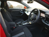 人間工学に基づいて設計されたシートは車のもっているドライビングフィールを存分にドライバーに伝えてくれるクオリティの高い仕上がりとなっています。