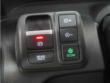 電子制御パーキングブレーキ搭載で指一本で簡単に操作することができます。さらに停車中に、ブレーキペダルを踏み続けなくても、自動的にブレーキを保持する機能である、オートマチックブレーキホールド付きです。