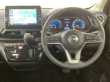 【ハンドル】運転にかかわる様々な操作を安全に行えるように視点移動が少なく操作性に配慮されたスイッチ類が凝縮されたコックピットです。