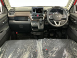 【インパネ】運転のしやすさを最優先に設計された見晴らしの良いフロントビュー。車両間隔が掴みやすく狭い道でも安心♪「安全」と「品質」を最優先に、安心してお乗りいただけるクルマを提供いたします。