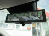 『スマートルームミラー』付き♪♪ 後席乗車の方の頭で後続車を確認できない時には後部カメラが撮影する映像をここに表示させて後方の確認ができます♪♪