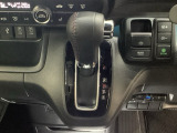 CVT車のセレクトレバーです。低速から高速まで、変速ショックのないスムーズな走りを実現するとともに、エンジン効率のよい領域を維持することで燃費にも貢献します。