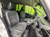 運転席まわりには十分なスペースがあり、大柄な方でもゆったり運転していただける環境です。