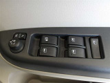 パワーウィンドウスイッチで運転席から全席の窓の開閉ができます。