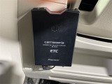 【ETC】有料道路を利用する際に料金所で停止することなく通過できる、ETC車載器(ノンストップ自動料金収受システム機器)が装備されています。セットアップを行うことで利用可能になります。