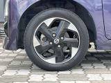 純正アルミホイール。タイヤサイズは155/65R14です。
