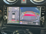 アラウンドビューモニターです。4つのカメラからの映像を合成・処理することで空から見下ろすような視点で周囲を確認でき、駐車時のクルマの位置確認がスムーズになります。