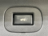 【パワーバックドア】スマートキーや運転席のボタンを押すだけでリアゲートが自動で開閉します!荷物を持っている時や、高い位置にあるバックドアを閉める際に便利な機能です♪