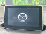 【マツダコネクトナビ】車内の雰囲気にマッチした一体型タイプのナビ。各種車輌設定やBluetooth再生等、様々な機能が楽しめます。直感的なダイヤル操作が可能で、使い勝手も良好です。