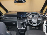デザインもよく、居心地のよい運転席ですね。分かりやすいスイッチ類ですから操作もしやすく運転をサポートします。ぜひご来店いただき、実際にお座りいただいてステアリングを握ってみてください!