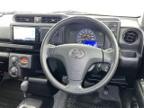 運転席まわりです。 各操作スイッチは使いやすい位置に配置されてます。