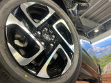 【純正オプション15インチアルミホイール】純正オプションホイールを装着。走行性能の向上に加え、外観もよりスタイリッシュになっています。