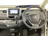 【ハンドル】運転にかかわる様々な操作を安全に行えるように視点移動が少なく操作性に配慮されたスイッチ類が凝縮されたコックピットです。