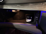 メルセデス純正パフュームアドバイザー搭載。車内を上質な香りで演出し、走行のたびに特別感を味わえます。ETC車載器はグローブボックス内に設置。