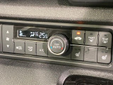 【オートエアコン】一度お好みの温度に設定すれば、車内の温度を検知し風量や温度を自動で調整。暑い&hellip;寒い&hellip;と何度もスイッチ操作をする必要はありません。快適な車内空間には必須の機能ですね♪