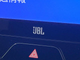 【JBLサウンドシステム】メーカーオプションの高品位サウンドシステムを搭載。専用のチューニングが施された大小様々なスピーカーから良質なサウンドが奏でられ、臨場感あふれる音響空間を演出します。