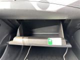 【グローブボックス】大容量のグローブボックスです!!車検証ケース他、日頃使う小物類の収納スペースもたくさんあります!