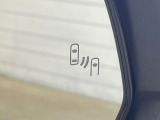 【ブラインドスポットモニター】走行中、ドアミラーの死角になりやすい箇所に後続車が接近するとサイドミラーのレンズに警告を表示!ドライバーに注意喚起をしてくれます。