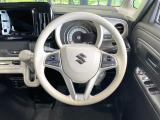 インテリアに合わせたデザインのステアリングは、運転される方のことも考え、運転しやすい形状、大きさです。是非一度、実際に触ってお確かめください。