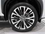 アルミホイールを装備、タイヤサイズは215/50R18です。
